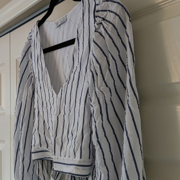 Zara | Crop Top with Flowing Sleeves! - Picture 2 of 6